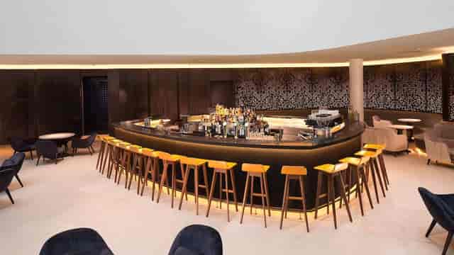 Sleek banquet hall bar at Hilton Amsterdam Airport for cocktail receptions and events