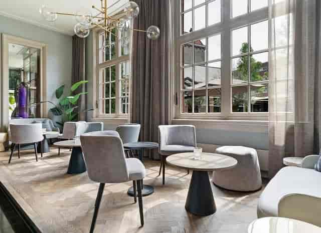 Stylish meeting space at Van Baerle Salon, ideal for networking events and gatherings.