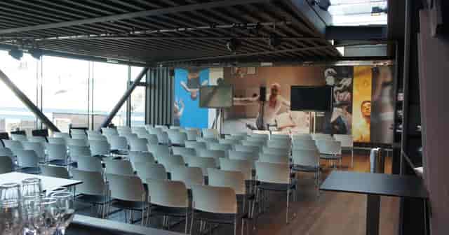 Modern meeting space in Koninklijke Foyer, ideal for presentations and workshops.