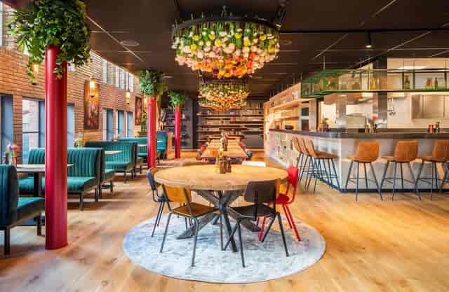 Restaurant Le Début event space with floral chandeliers, perfect for meetings and gatherings.