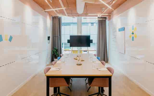 Modern hotel meeting room with natural light, ideal for workshops and collaboration.