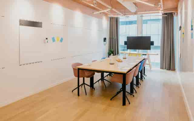 "Modern workshop room in Hotel Casa, ideal for collaborative meetings and presentations."