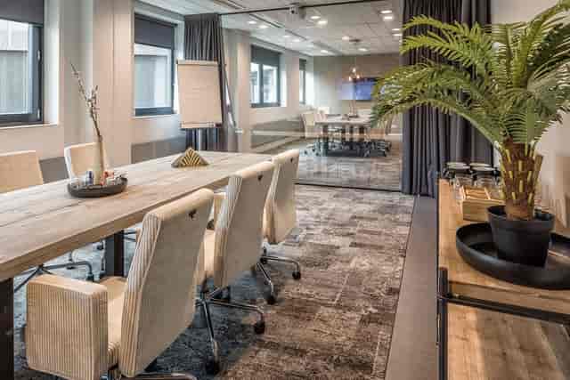 Modern meeting room with wooden table, perfect for professional gatherings and brainstorming.