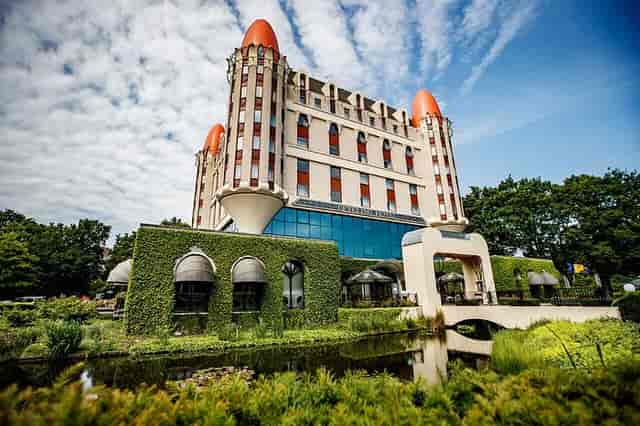 Panorama Lounge at Efteling Resort, vibrant orange accents for events and meetings.