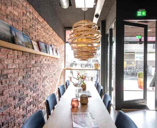 AllDayCafé in CITIEZ Hotel, stylish meeting space with pendant light, ideal for gatherings.