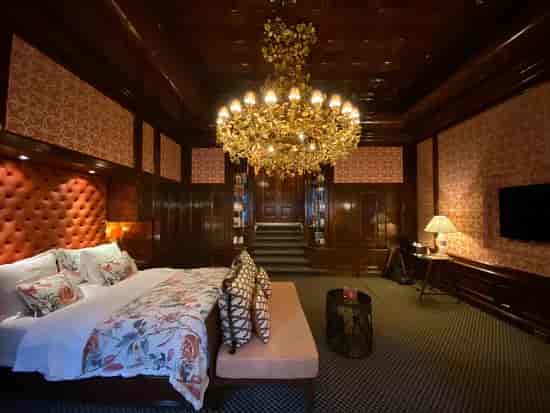 Luxurious Suite van Oranje with chandelier for intimate meetings at Hotel Estheréa