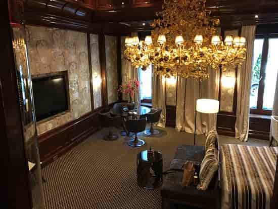 Elegant meeting room in Hotel Estheréa with chandelier, ideal for gatherings and discussions.
