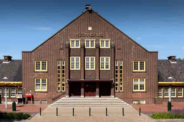 't Zonnehuis in Amsterdam: striking venue with large windows for events and meetings.