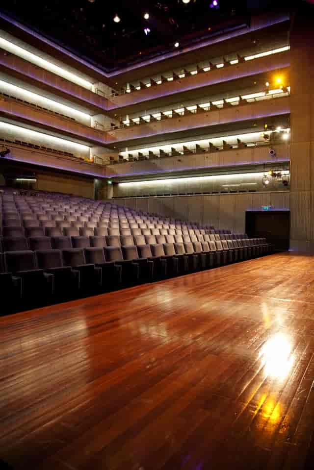 Modern auditorium with tiered seating for conferences and presentations in Kunstlinie