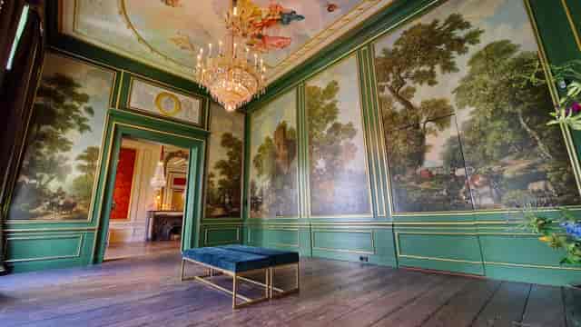 Elegant meeting space with grand chandelier in Museum of the Canals for upscale events.