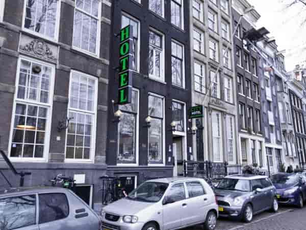 Cozy urban hotel lounge with charming facade, perfect for small meetings or workshops.