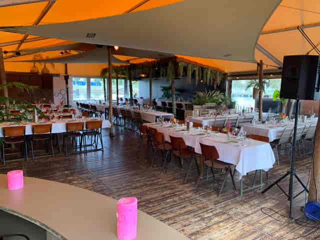 Banquet event space in Hangar Amsterdam with elegant table settings for weddings and corporate gatherings.