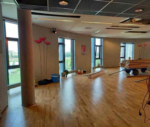 Course Rooms at VU Griffioen: bright meeting space with floral decor for events and renovations.