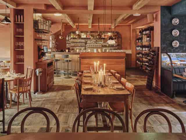 Cozy cafe in Karavaan Amsterdam, perfect for intimate gatherings and corporate events.