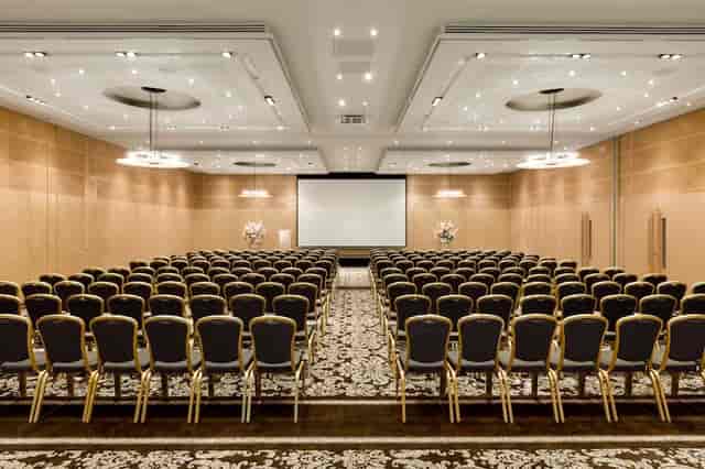 Banquet hall at Apollo Hotel Amsterdam, tiered seating for corporate events and workshops.