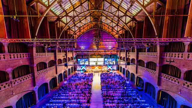 Grote Zaal in Beurs van Berlage: spacious venue with arched ceiling for conferences and seminars.