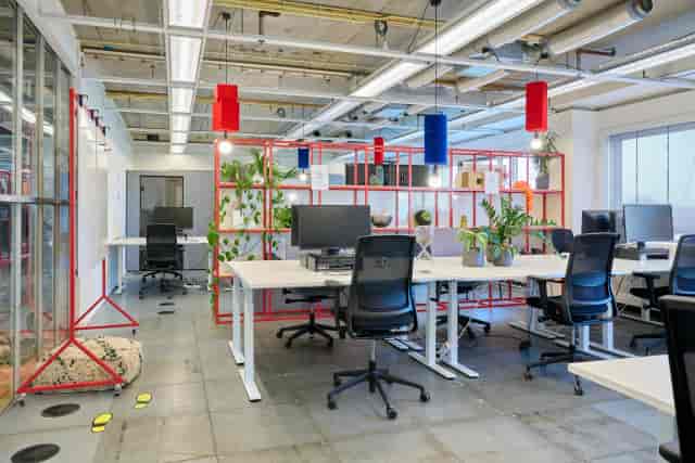 Modern coworking space in B. Amsterdam with flexible workstations for collaboration and creativity.
