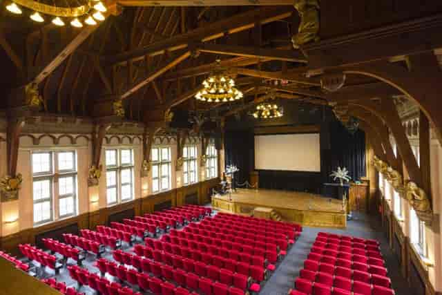 Koningin Máxima Zaal with wooden beams, ideal for conferences and banquets.