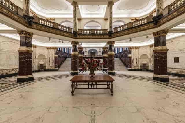 Elegant Marmeren Hal venue with marble finishes for high-profile events and meetings.