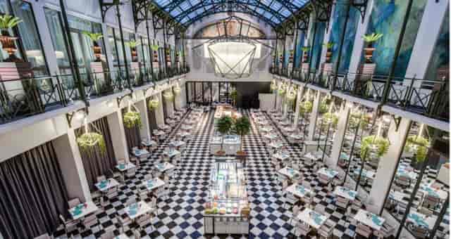 Elegant event venue with high ceilings and versatile seating for upscale gatherings in Amsterdam.