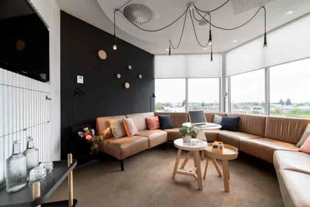 Modern meeting room in Zoku Amsterdam, ideal for creative brainstorming sessions.