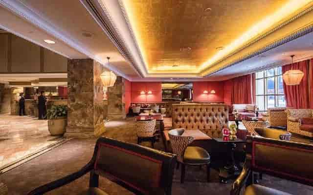 Il Ritrovo Cigar Lounge, cozy lobby with plush seating for meetings and networking.
