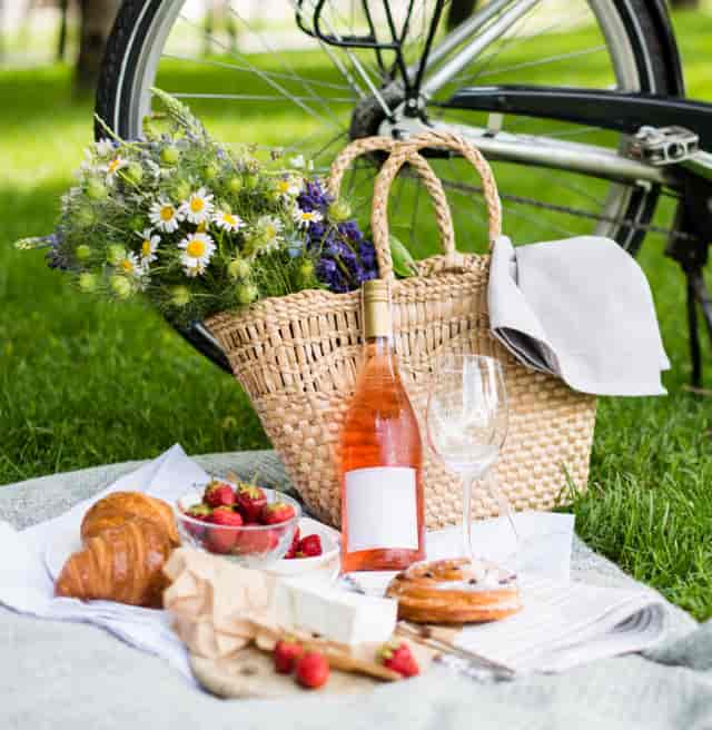 Team building picnic setup with wicker basket and elegant glassware at Kievits Kroon.