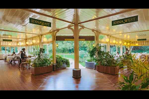Elegant Conservatory in The Lord Erroll, ideal for meetings and social events with natural light.