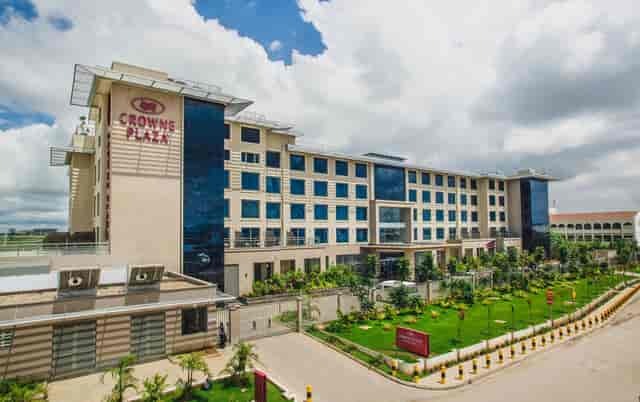 Crowne Plaza Nairobi Airport banquet room, modern architecture for corporate events