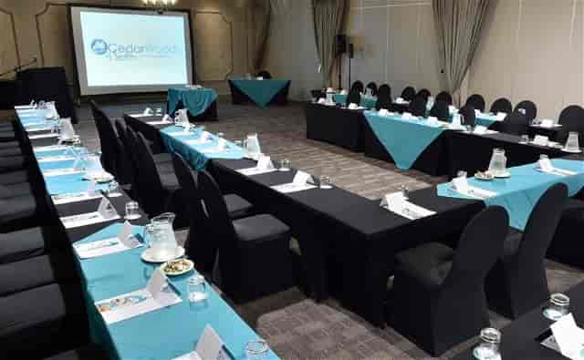 CedarWoods conference setup with U-shaped tables for engaging workshops and presentations.