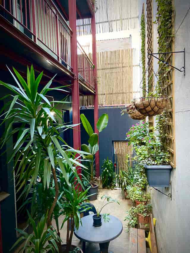 Charming green courtyard at Bannister Hotel for refreshing meetings or events.