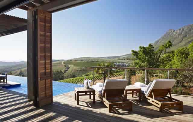 Presidential Lodge 2: luxury venue with infinity pool for corporate retreats and exclusive events.