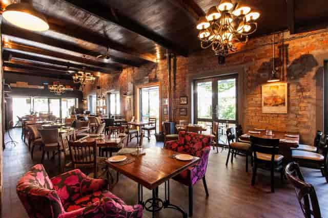 Charming restaurant with warm lighting, ideal for intimate events and gatherings.