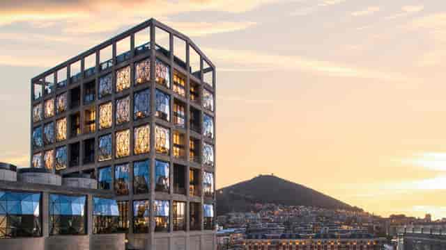 Scheryn Collection Arena: modern venue with striking sunset facade for corporate events.