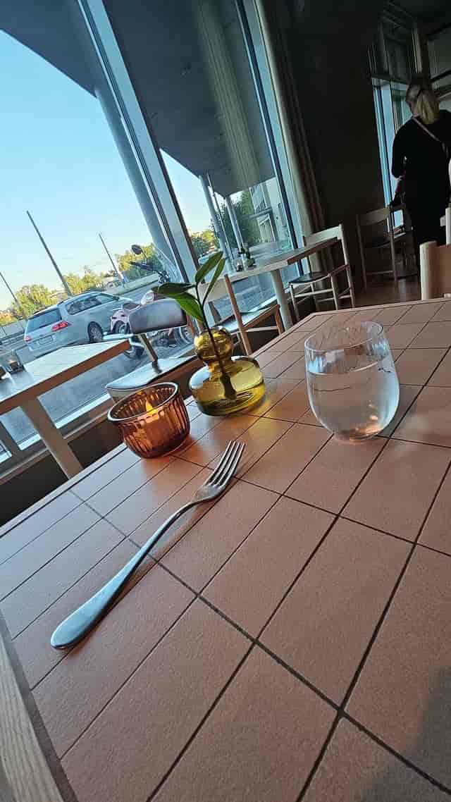 Elegant table setup in Bistro ELO, ideal for meetings and networking events.