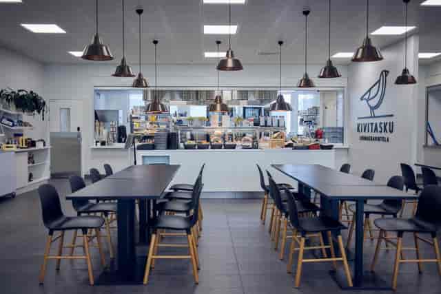 Modern meeting space in Antell Martintalo with sleek tables, ideal for casual gatherings.