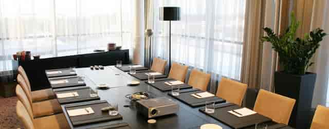 Conference room with large windows, ideal for meetings and presentations in GLO Sello.