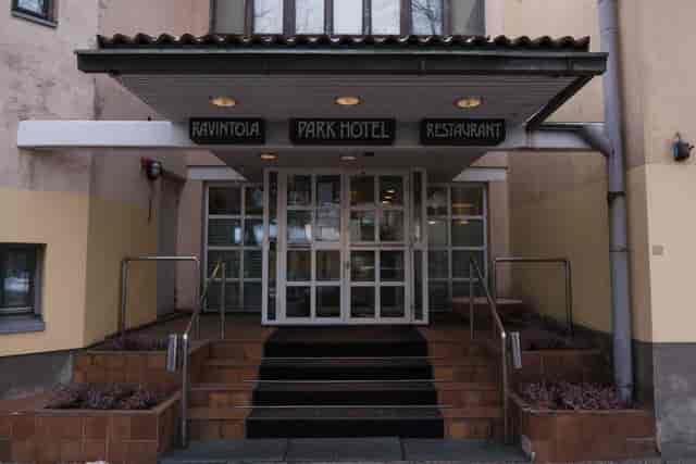 "Modern hotel entrance with accessible steps, ideal for events and dining in Käpylä."