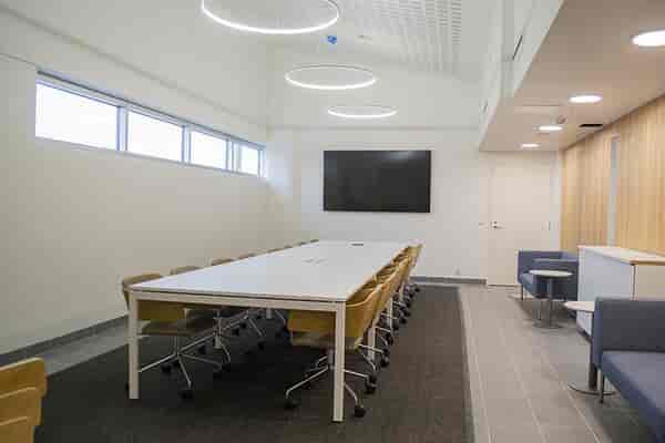 Modern Mäkelänrinne studio with sleek furnishings for meetings and events.