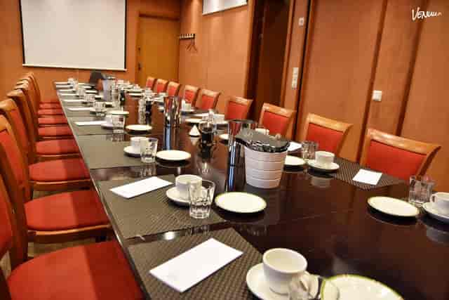 Meeting room setup with long table, ideal for professional gatherings and presentations.
