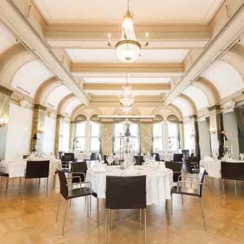 Elegant dining setup in Rantapuisto's Kellari basement for upscale events.