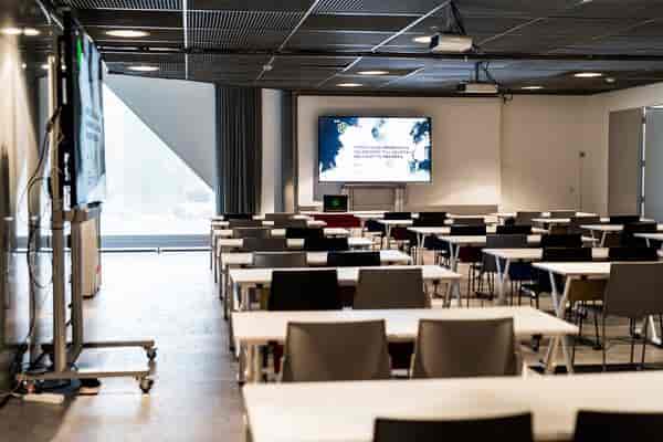 Modern meeting room in Heureka with natural light, ideal for workshops and corporate training.