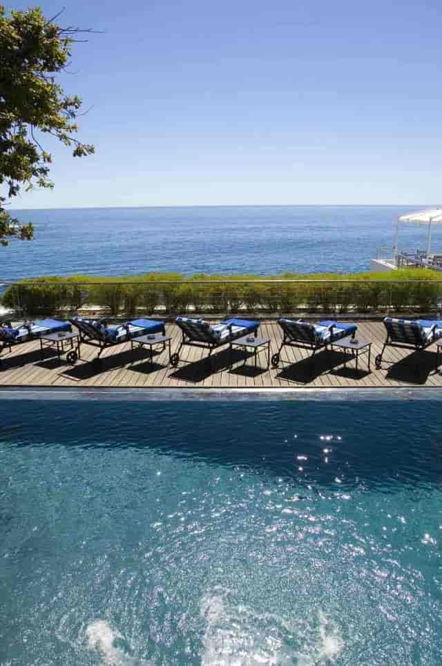 Llandudno poolside retreat with ocean view for team-building events and relaxation.