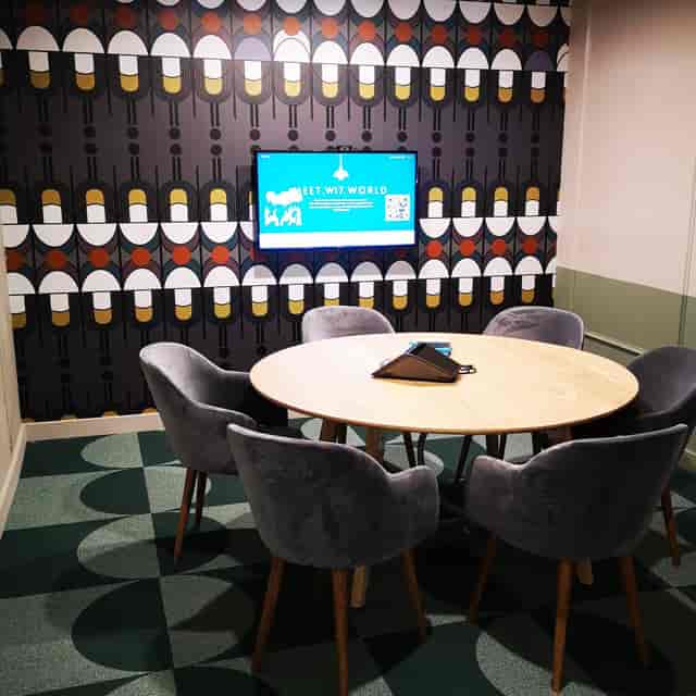 Modern seminar room with round table for collaborative brainstorming sessions in Workshop17.