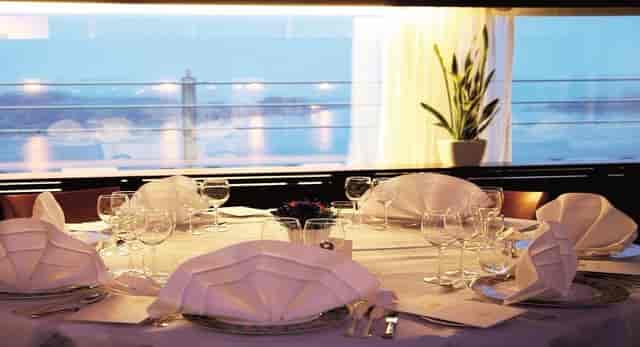 Elegant dining table at Mäkelä for corporate dinners or special events.