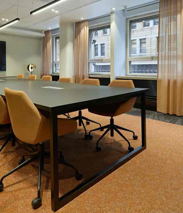 Modern meeting space in Tapahtumatalo Bank with ergonomic chairs for productive sessions.