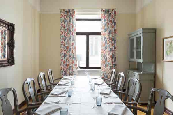Elegant meeting room in Salutorget with glassware, perfect for corporate events and workshops.