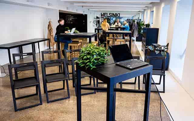 Modern meeting space with greenery, perfect for workshops and brainstorming sessions.