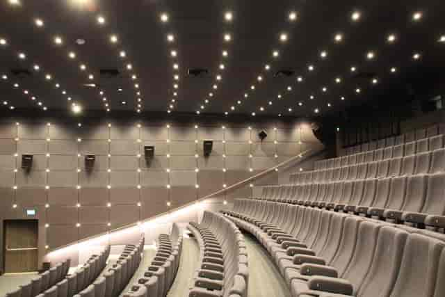 Modern auditorium with tiered seating at Kino Regina, ideal for presentations and events.
