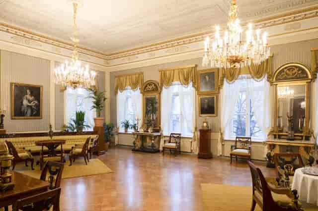 Elegant event space with high ceilings for networking and receptions in Sinebrychoff Art Museum.